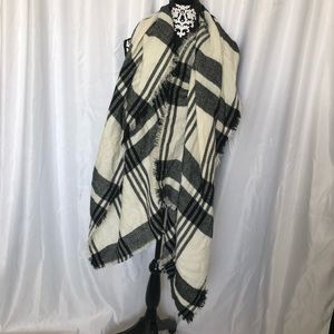 Soft black and white blanket scarf